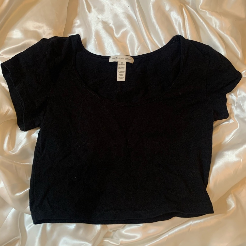 Black cropped tee
